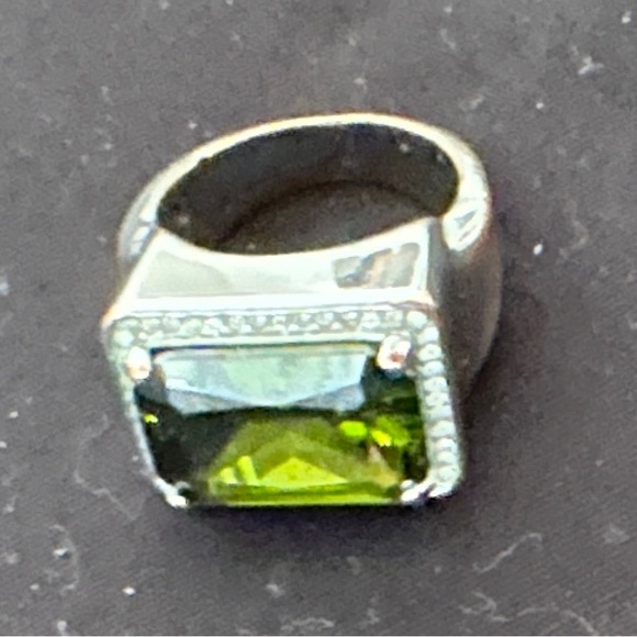 Heavy Silvertone Ring w/Rectangular Green Stone Size 6 ¾ - Picture 5 of 8